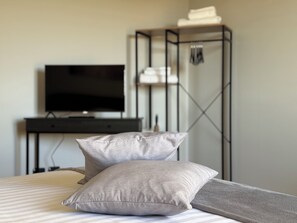 3 bedrooms, desk, iron/ironing board, free WiFi - House with garden near Turin & Asti – Relax in nature (Villanova d'Asti)