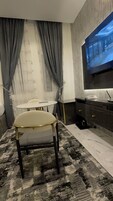 奢华开间 | 高档床上用品、加厚床垫、  办公桌、笔记本电脑工作区