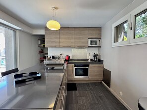 Private kitchen - Modern Villa Domaine Cala Rossa swimming pool private beach on foot 7bed/7bath (Lecci)