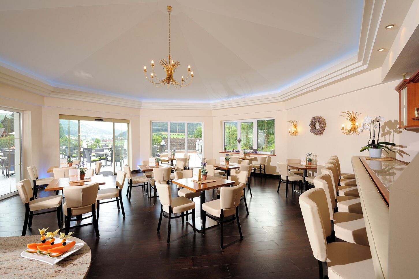 Sauna, hot tub, ruang uap, perawatan tubuh, body wrap, dan body scrub