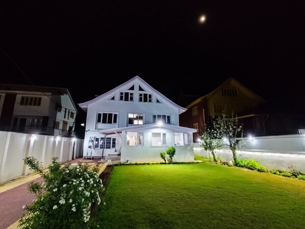 Front of property - Inframe Cottage (Budgam)