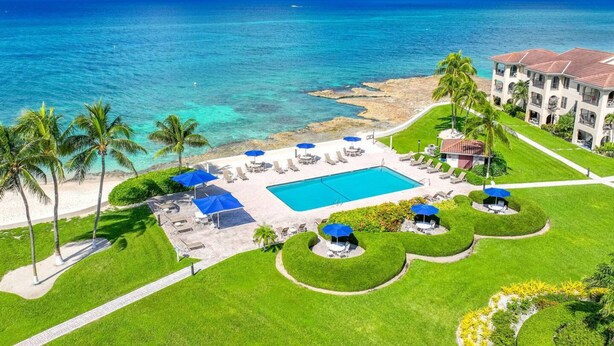 Ein Resort mit Pool, Strand und Meerblick.