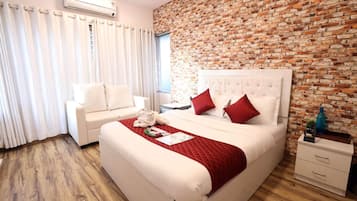 2 bedrooms, desk, iron/ironing board, WiFi