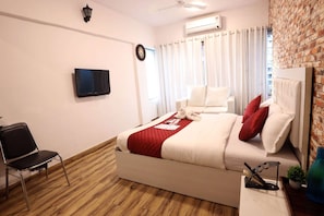 2 bedrooms, desk, iron/ironing board, WiFi