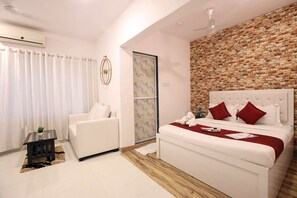 2 bedrooms, desk, iron/ironing board, WiFi