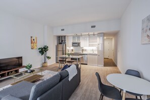 Deluxe appartement, 1 slaapkamer, niet-roken | Een bureau, een laptopwerkplek, een strijkplank/strijkijzer, gratis wifi