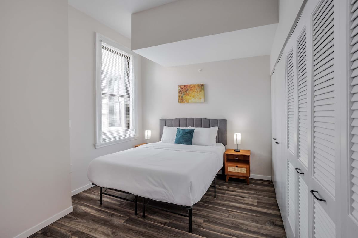 Deluxe Studio, 1 Queen Bed, Non Smoking | 2 bedrooms, desk, laptop workspace, iron/ironing board