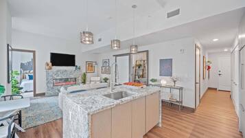 Réfrigérateur, micro-ondes, four, plaque de cuisson