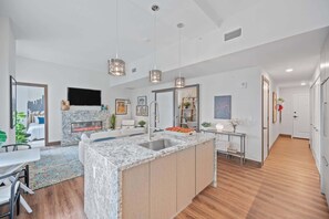 Een koelkast, een microgolfoven, een oven, een kookplaat