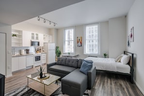 Deluxe-Studio, 1 Schlafzimmer, Nichtraucher | Schreibtisch, laptopgeeigneter Arbeitsplatz, Bügeleisen/Bügelbrett