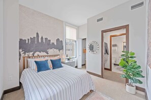 Een bureau, een laptopwerkplek, een strijkplank/strijkijzer, gratis wifi