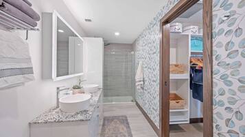 Tina con regadera, amenidades de baño gratuitas, secadora de cabello