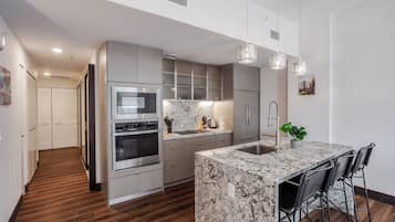 Deluxe Apartment, 1 Bedroom, Non Smoking | Private kitchen
