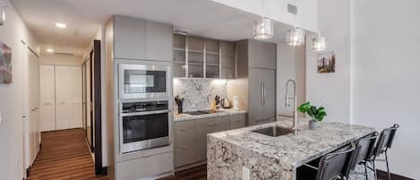 Deluxe Apartment, 1 Bedroom, Non Smoking | Private kitchen | Fridge, microwave, oven, stovetop