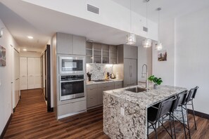 华丽公寓, 1 间卧室, 无烟房 | 私人厨房 | 冰箱、微波炉、烤箱、炉灶