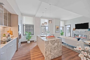 Refrigerador, microondas, horno, placa de cocina