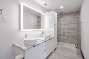 Deluxe Apartment, 1 Bedroom, Non Smoking | Bathroom