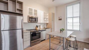 Deluxe Apartment, 3 Bedrooms, Non Smoking | Private kitchen | Fridge, microwave, oven, stovetop