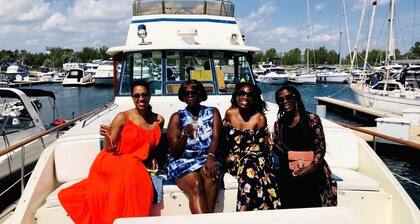 Sleep on a boat :) Enjoy your summer adventure on this classic YACHT 43 foot