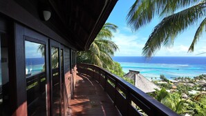 A wooden deck with a view of the ocean and palm trees. - Moorea - Villa Ana Mua (Moorea-Maiao)