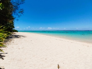 Una playa con agua turquesa cristalina y arena blanca.