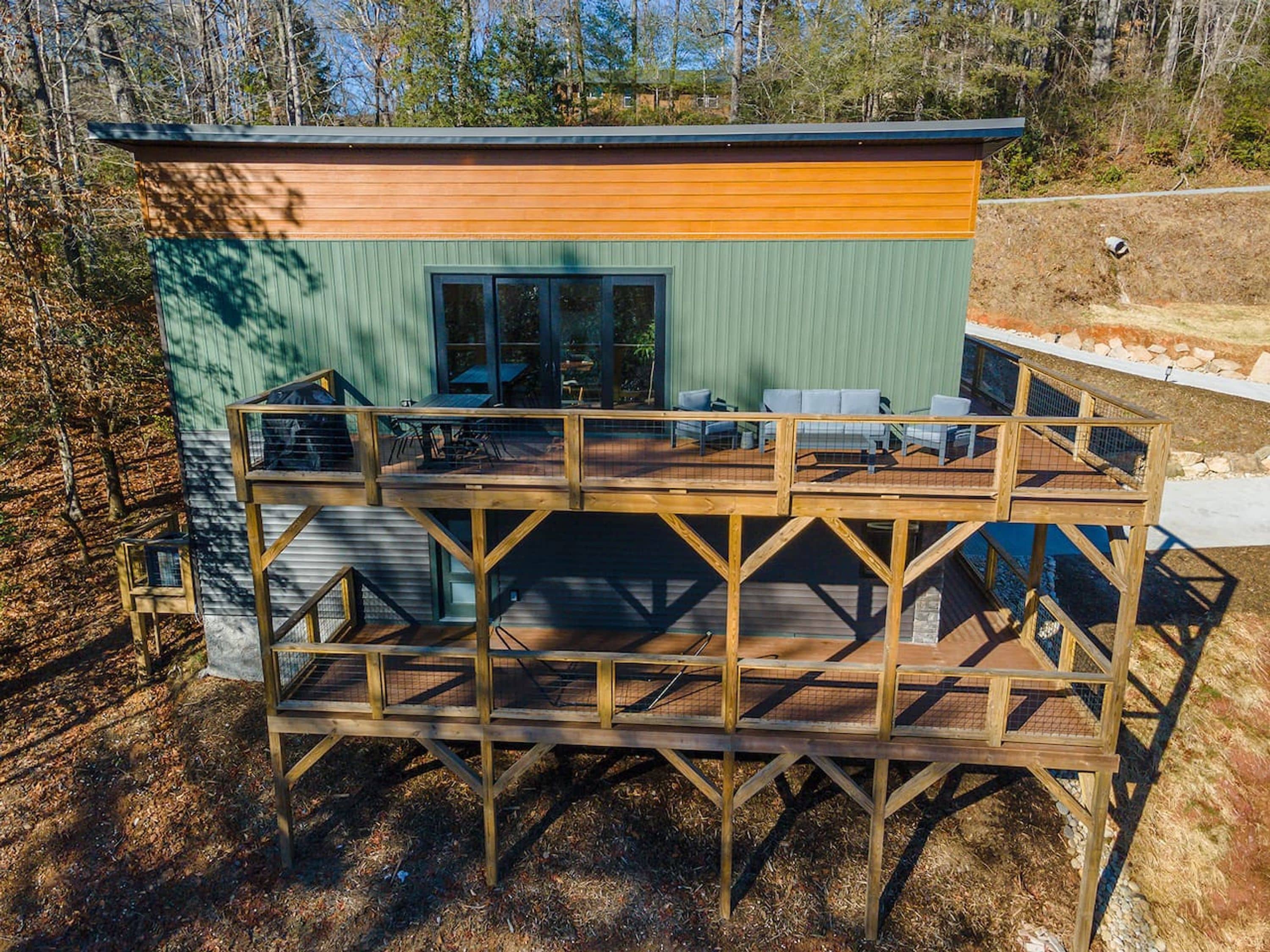 A cabin with a deck and outdoor seating area.