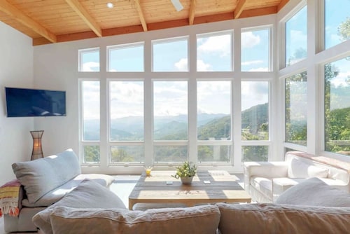 Sky-high Mountain Luxury w Jaw Dropping Views