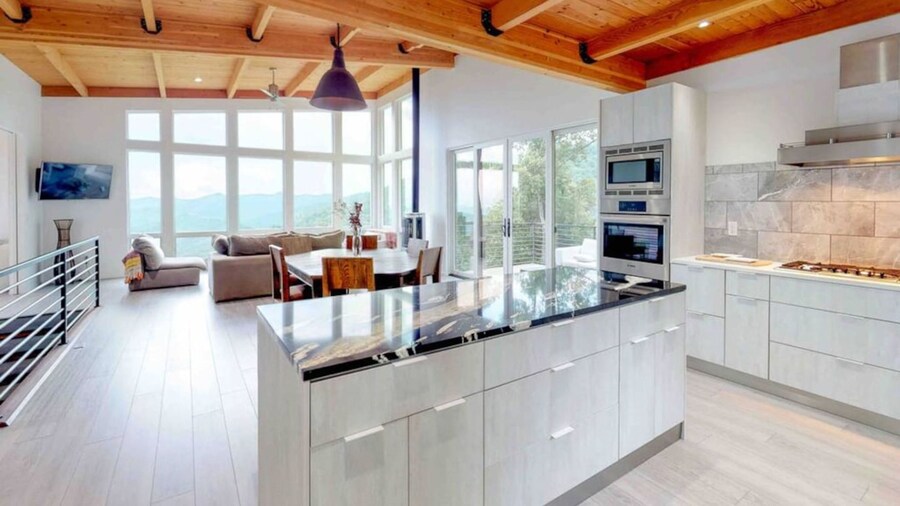 Sky-high Luxury w Million Dollar Views