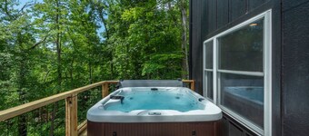 Hot Tub Nestled in the Forest w Chef s Kitchen