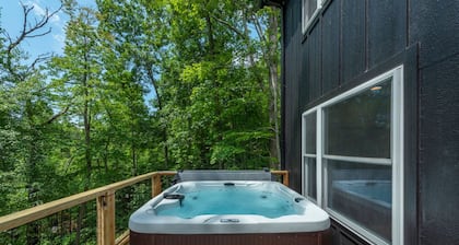 Hot Tub Nestled in the Forest w Chef s Kitchen
