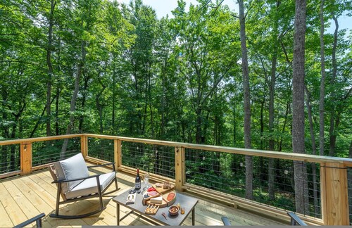 Hot Tub Nestled in the Forest w Chef s Kitchen