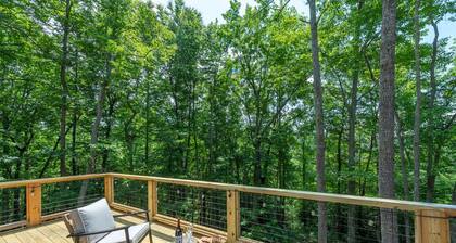 Hot Tub Nestled in the Forest w Chef s Kitchen