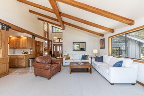 Smart-TV, Kamin, Bücher, Computerbildschirme