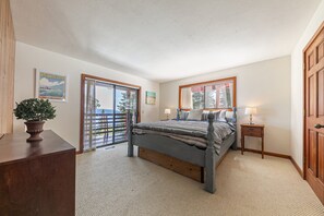 4 bedrooms, desk, iron/ironing board, free WiFi