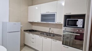 Fridge, microwave, oven, stovetop - 2-bedroom vacation home or daily rental (Praia)
