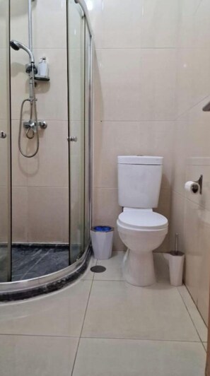 Haartrockner, HandtĂŒcher, Seife, Toilettenpapier