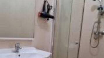 Haartrockner, Handtücher, Seife, Toilettenpapier