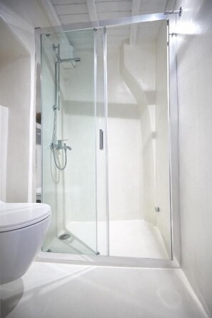 Phòng 3 phong cách cổ điển | Phòng tắm | Áo choàng tắm, dép đi trong nhà 