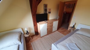 2 bedrooms, iron/ironing board, WiFi, bed sheets - Vacation apartment in the manor house - directly opposite the castle with terrace and WLAN (Gablenz)