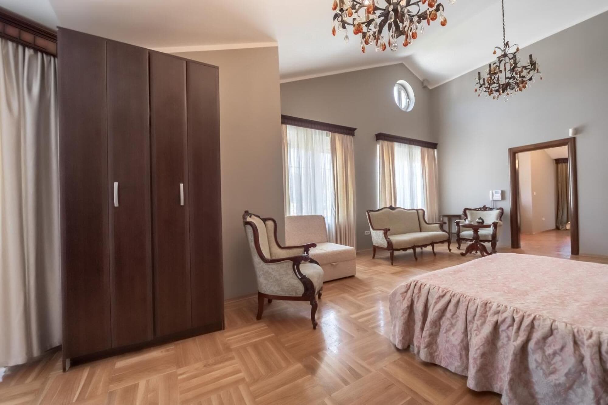 Attico Deluxe, balcone, vista città | Una scrivania, postazione laptop, insonorizzazione, lenzuola