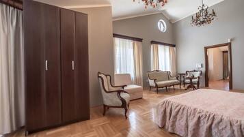 Attico Deluxe, balcone, vista città | Una scrivania, postazione laptop, insonorizzazione, lenzuola