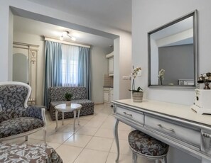 Deluxe Room, Balcony, City View | Desk, laptop workspace, bed sheets - Vila Favorite (Budva)