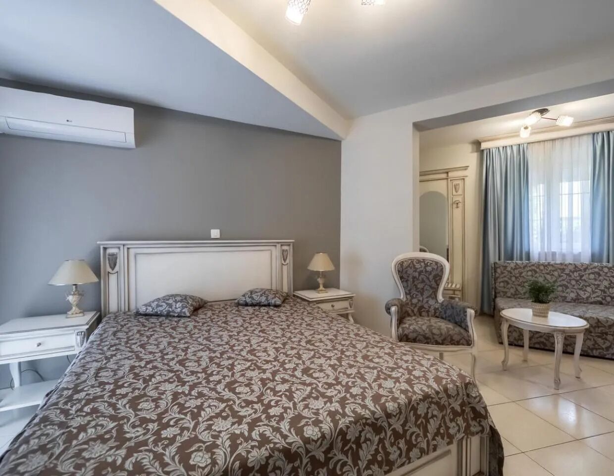 Deluxe-Zimmer, Balkon, Stadtblick | Schreibtisch, laptopgeeigneter Arbeitsplatz, Bettwäsche