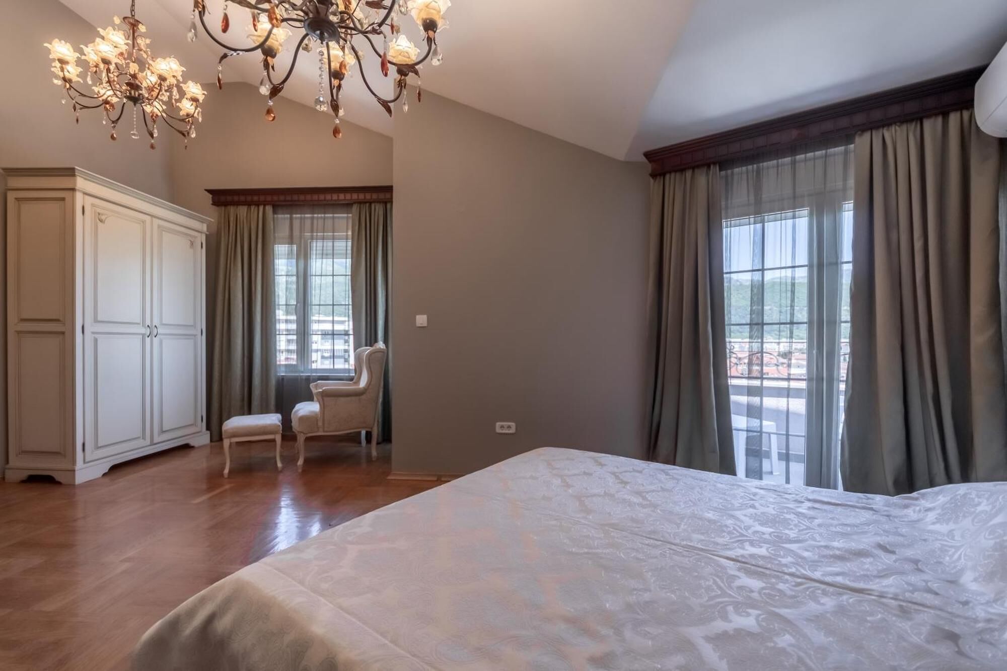 Deluxe penthouse, balkon, uitzicht op de stad | Een bureau, een laptopwerkplek, beddengoed