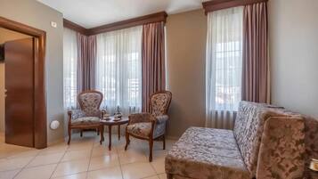 Junior-Suite, Balkon | Schreibtisch, laptopgeeigneter Arbeitsplatz, Bettwäsche