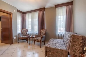 Desk, laptop workspace, bed sheets - Vila Favorite (Budva)