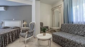 Deluxe-Zimmer, Balkon, Stadtblick | Schreibtisch, laptopgeeigneter Arbeitsplatz, Bettwäsche