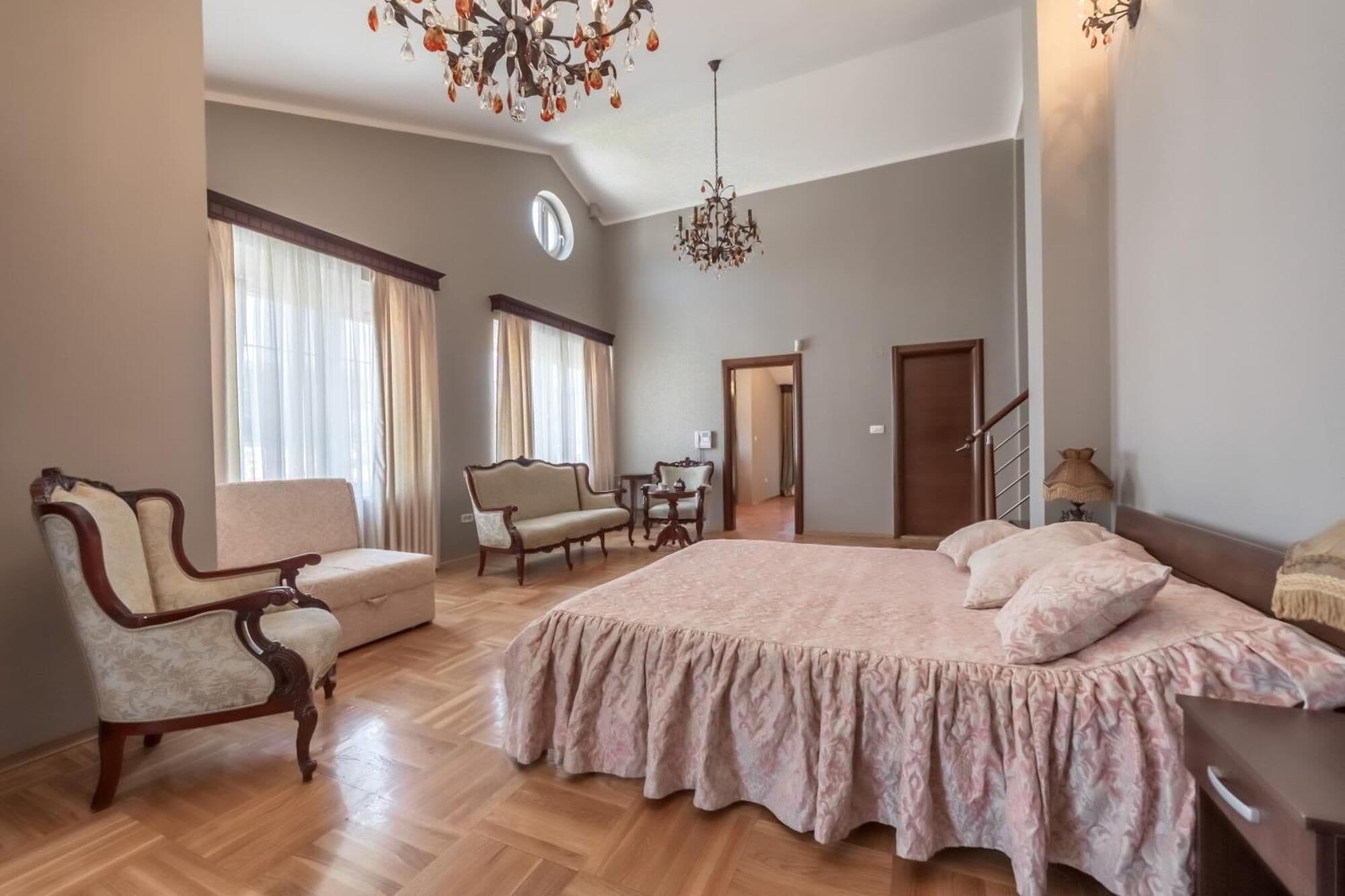 Attico Deluxe, balcone, vista città | Una scrivania, postazione laptop, insonorizzazione, lenzuola
