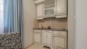 Deluxe Room, Balcony, City View | Private kitchenette