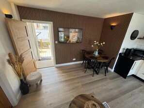 Living area - The Hideaway – 2-Bedroom Apartment with outdoor terrace & free parking (Lancaster)